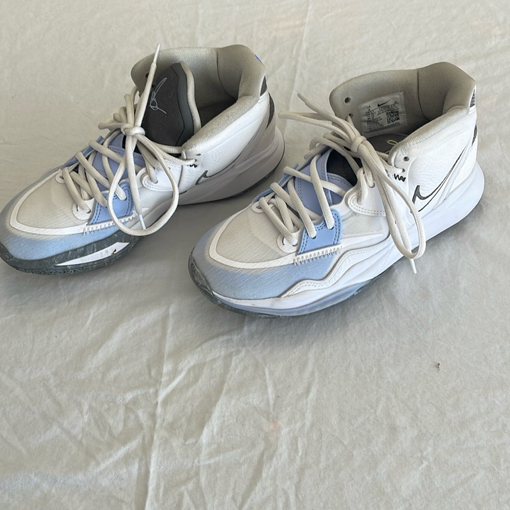 Kids Nike Kyrie Irving worn twice size 6